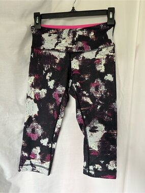 Lululemon Athletica Black, White & Pink Women’s Printed 18” Leggings. Size 6